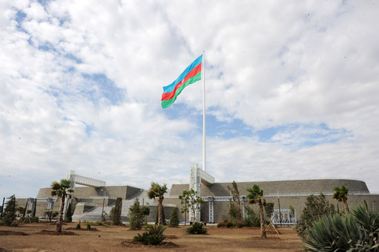 President Ilham Aliyev examines construction progress in 2-4 km section of Baku-Alat highway (PHOTO)